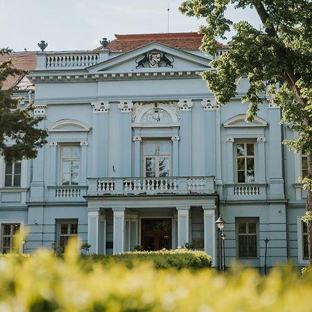 Hotel Kastiel Mojmirovce Екстер'єр фото