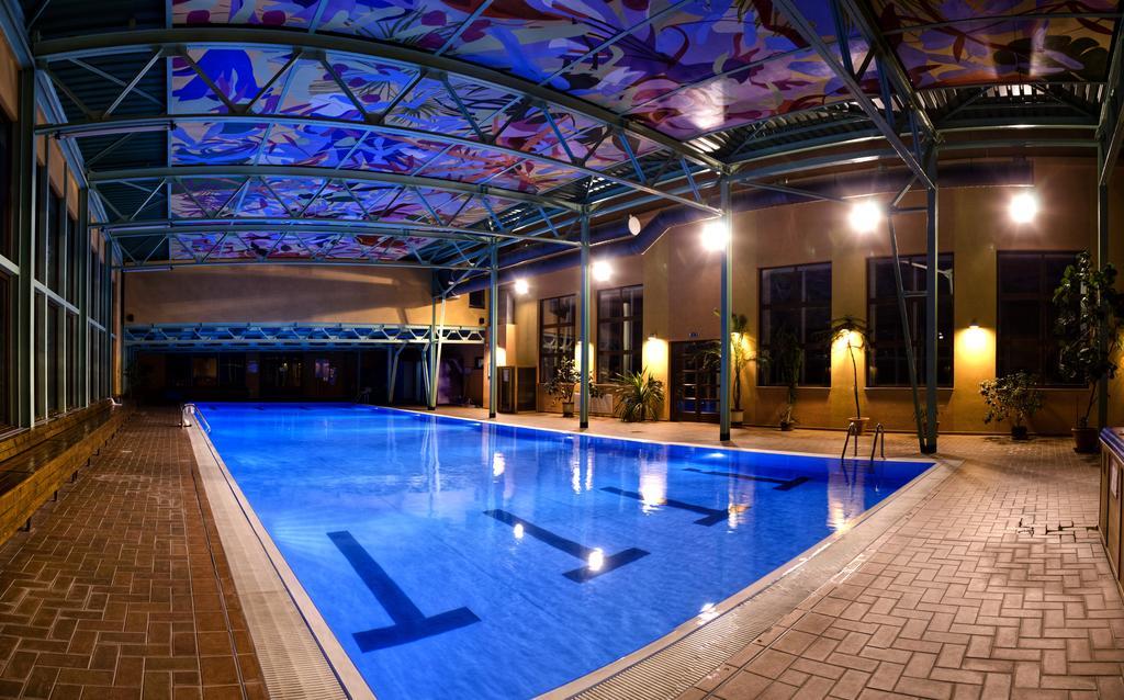 Hotel Kastiel Mojmirovce Екстер'єр фото