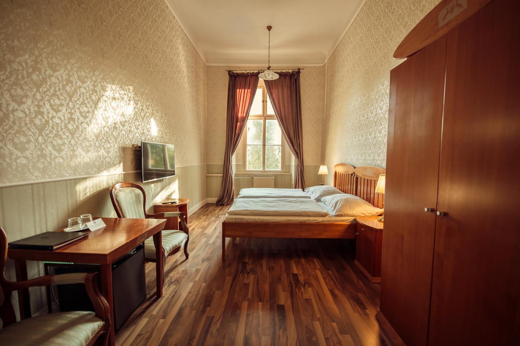 Hotel Kastiel Mojmirovce Екстер'єр фото