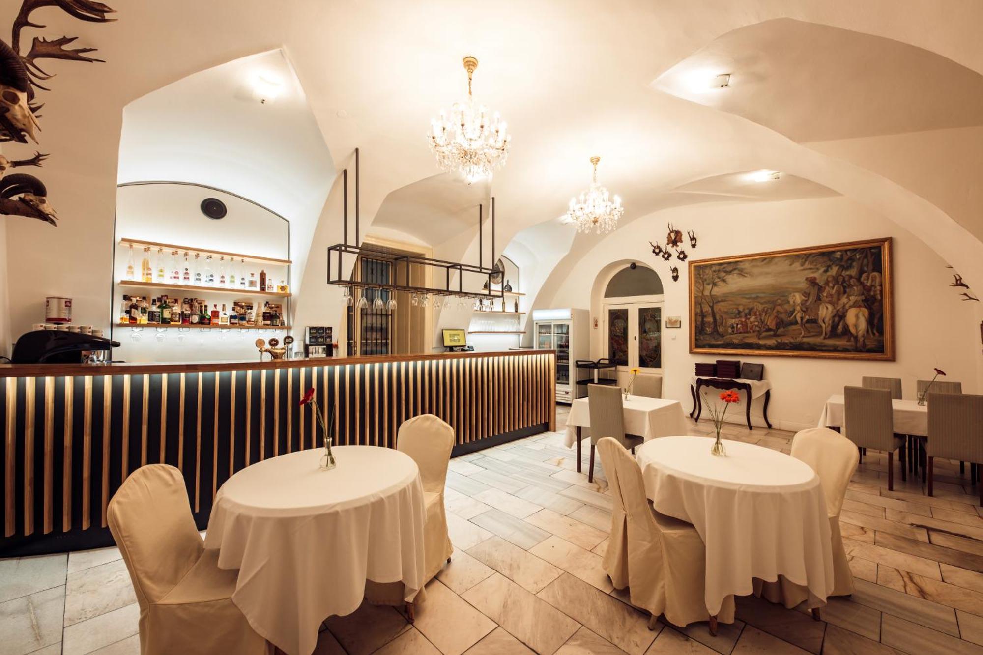 Hotel Kastiel Mojmirovce Екстер'єр фото