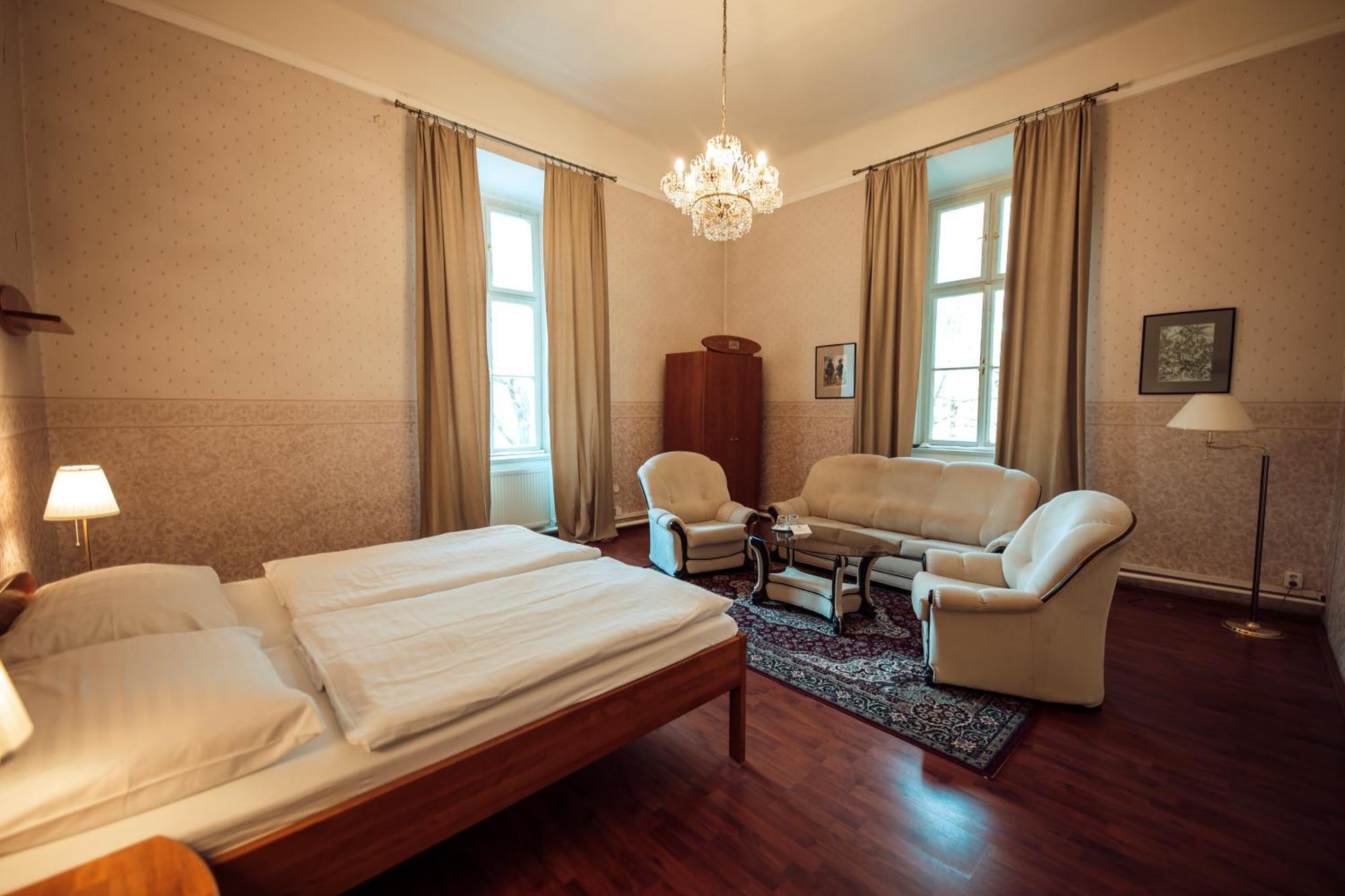 Hotel Kastiel Mojmirovce Екстер'єр фото