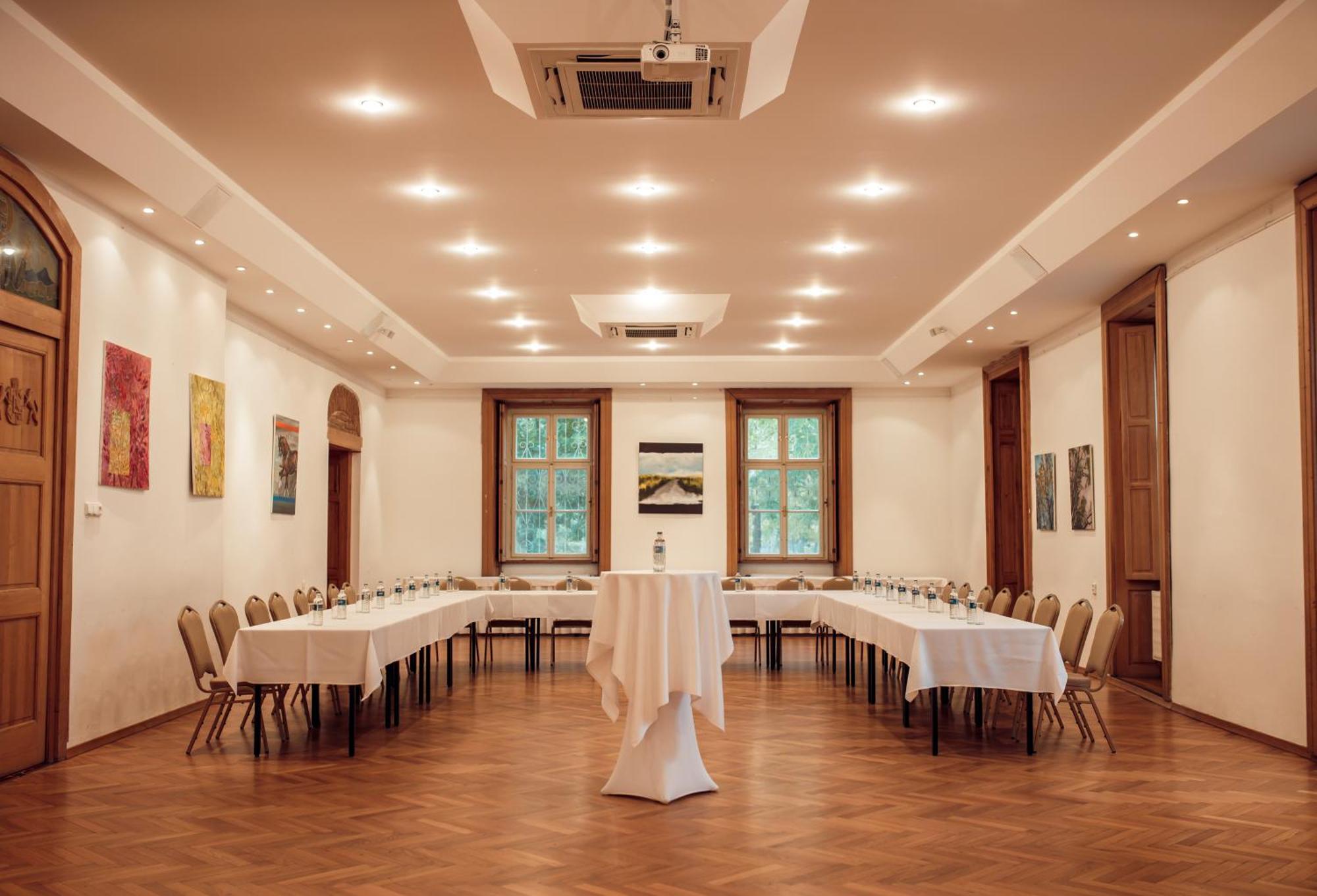 Hotel Kastiel Mojmirovce Екстер'єр фото