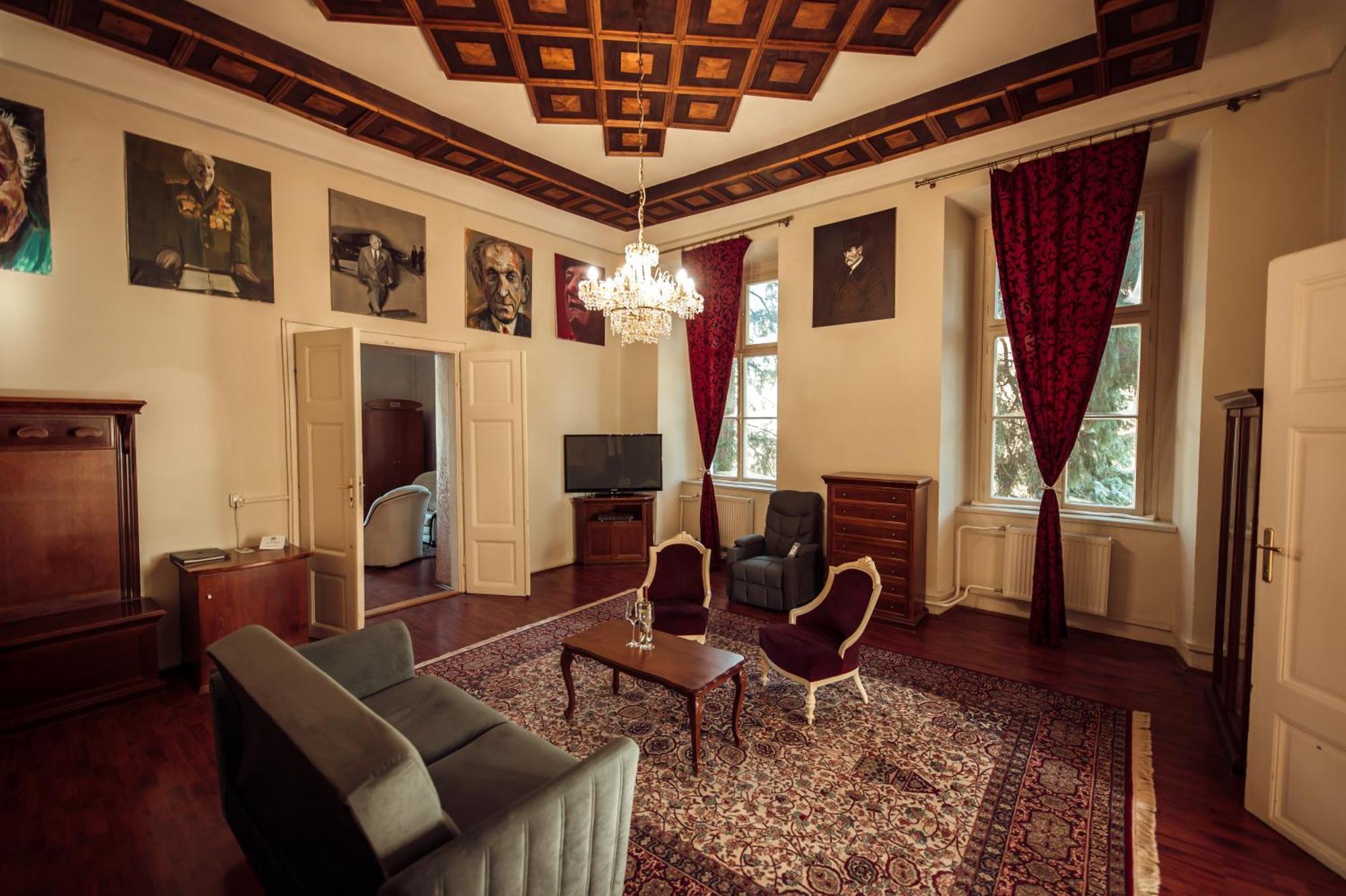 Hotel Kastiel Mojmirovce Екстер'єр фото