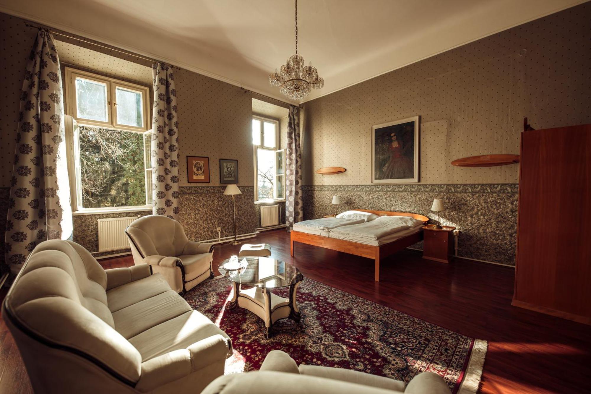 Hotel Kastiel Mojmirovce Екстер'єр фото