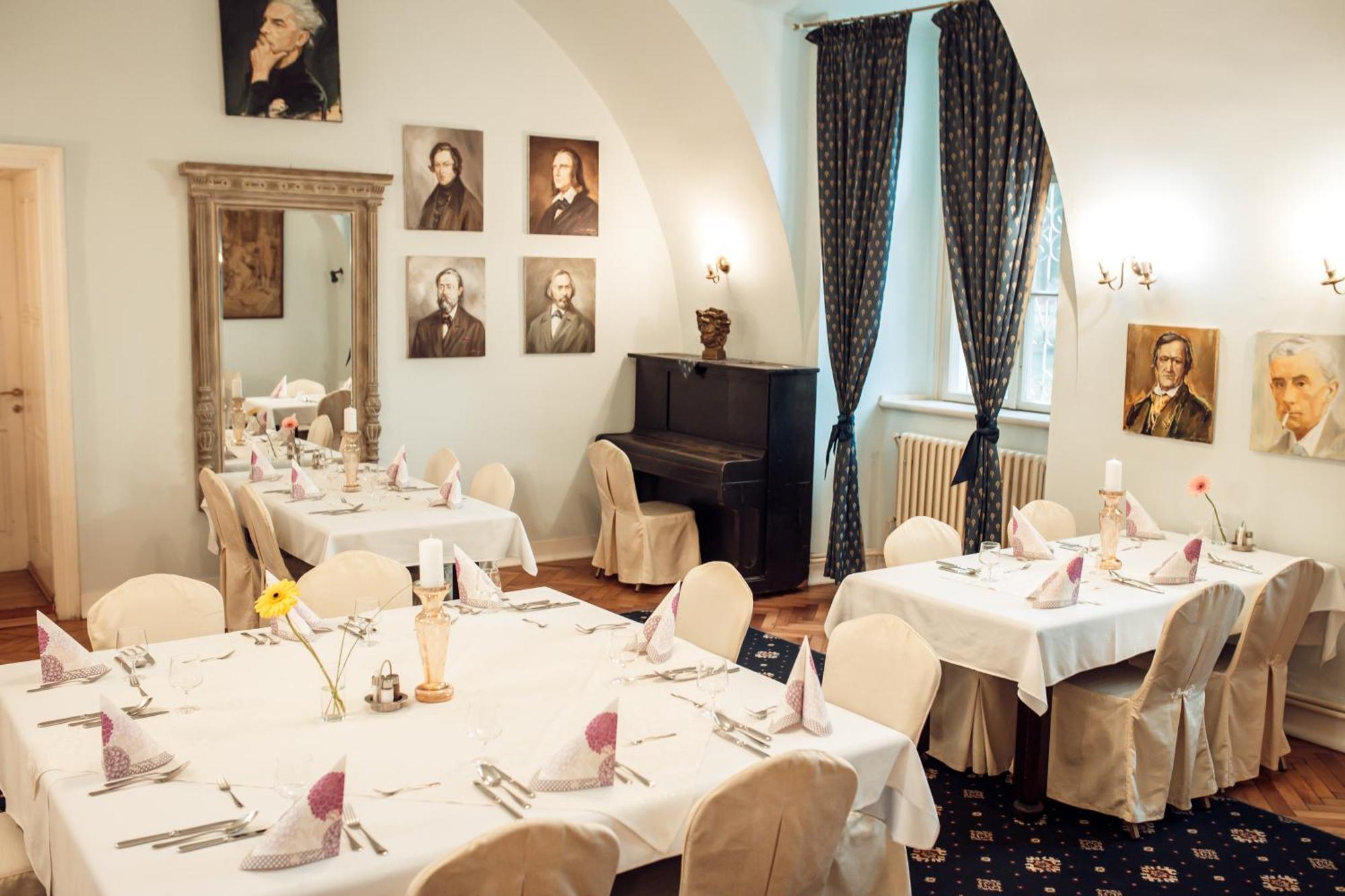 Hotel Kastiel Mojmirovce Екстер'єр фото