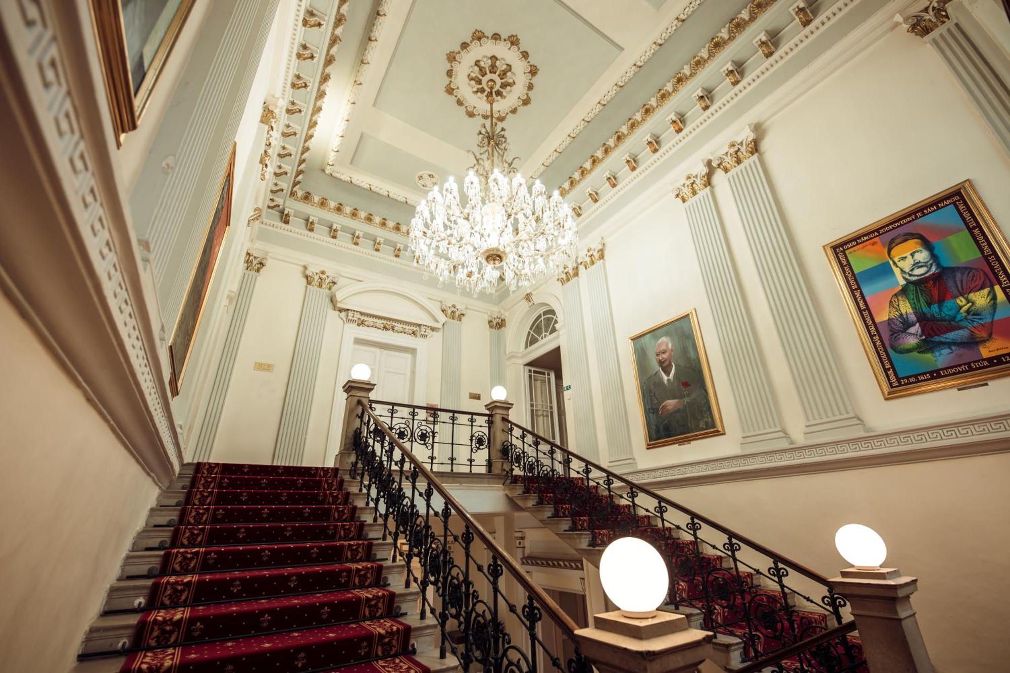 Hotel Kastiel Mojmirovce Екстер'єр фото