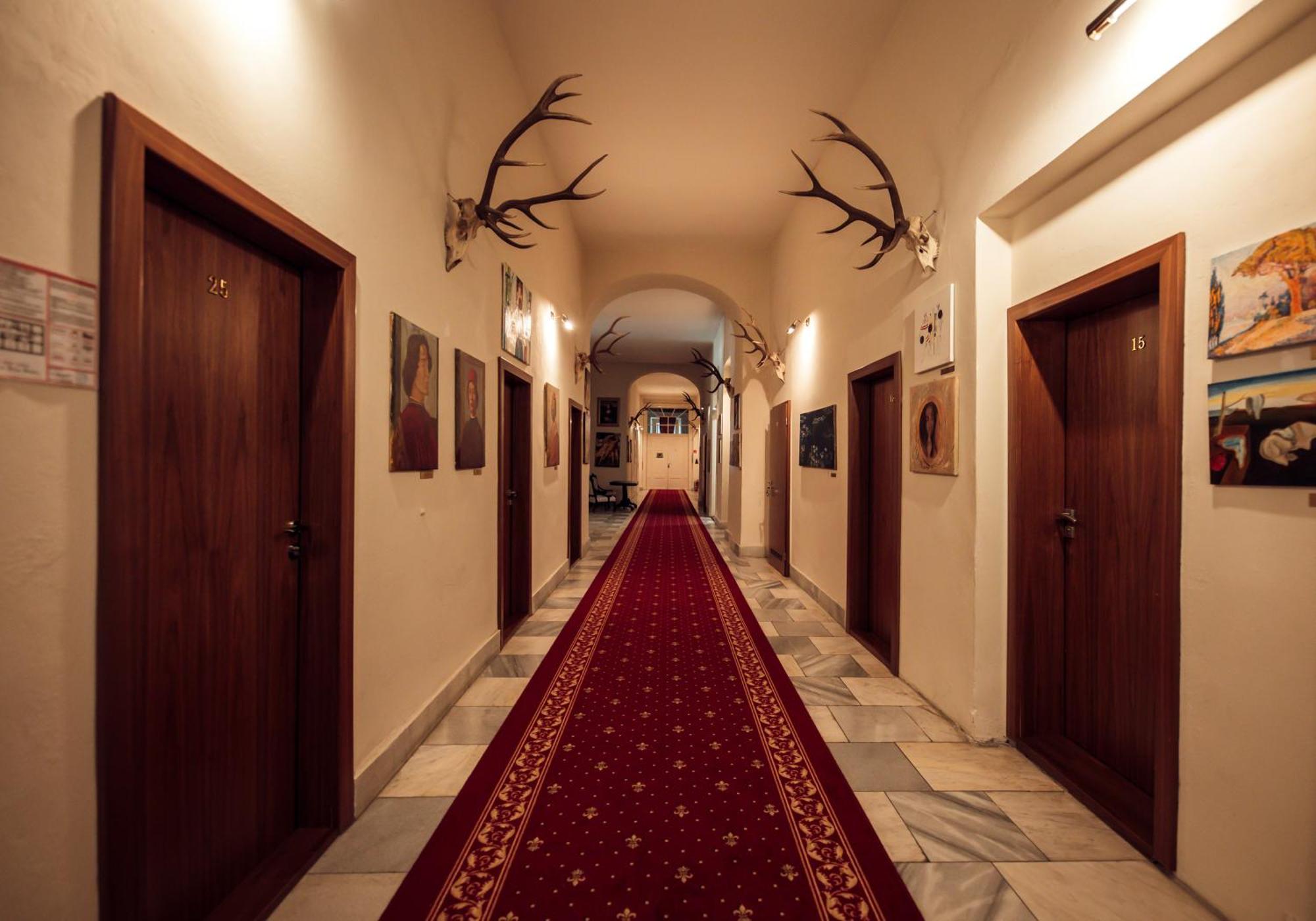 Hotel Kastiel Mojmirovce Екстер'єр фото