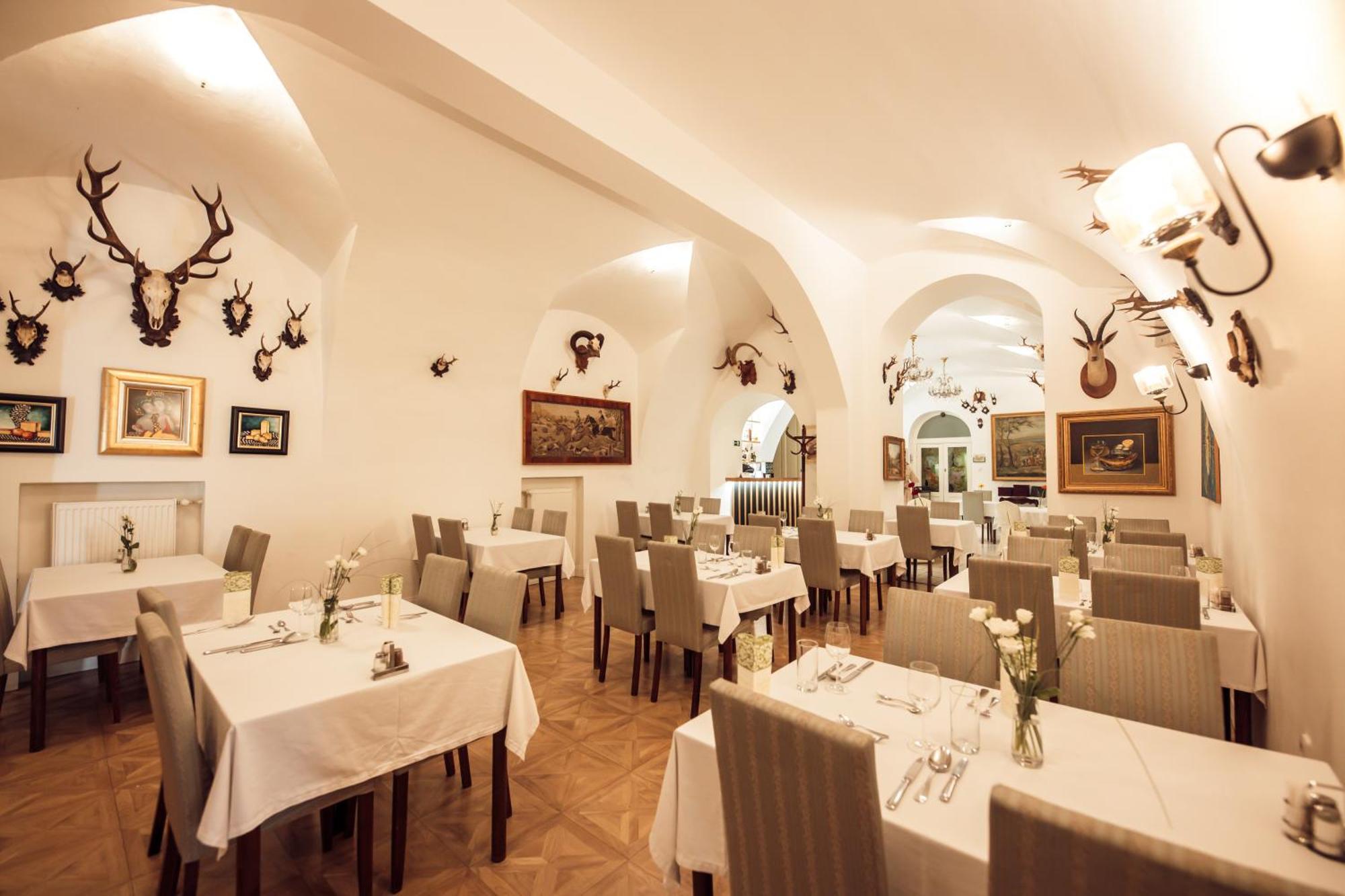 Hotel Kastiel Mojmirovce Екстер'єр фото