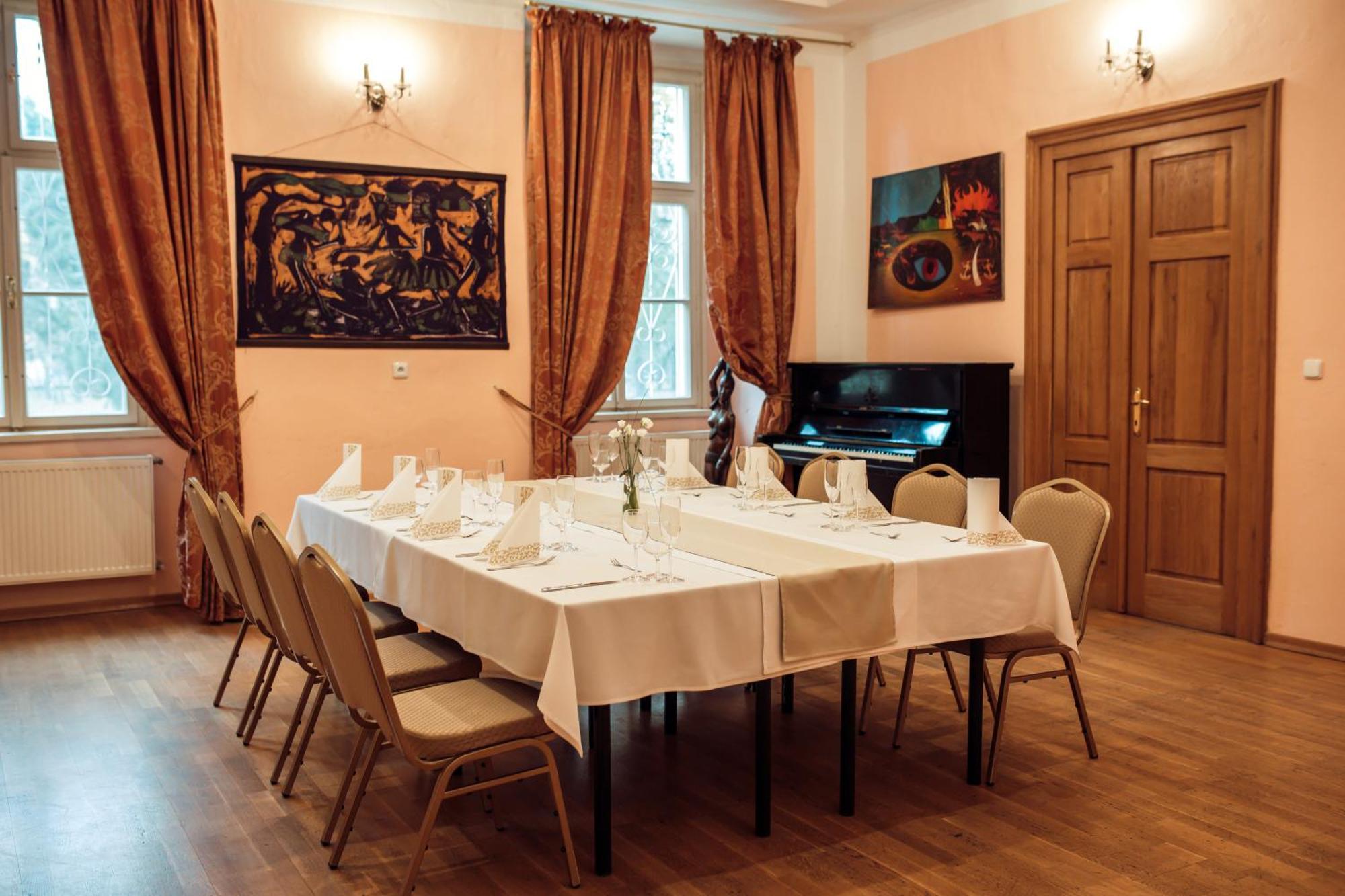 Hotel Kastiel Mojmirovce Екстер'єр фото