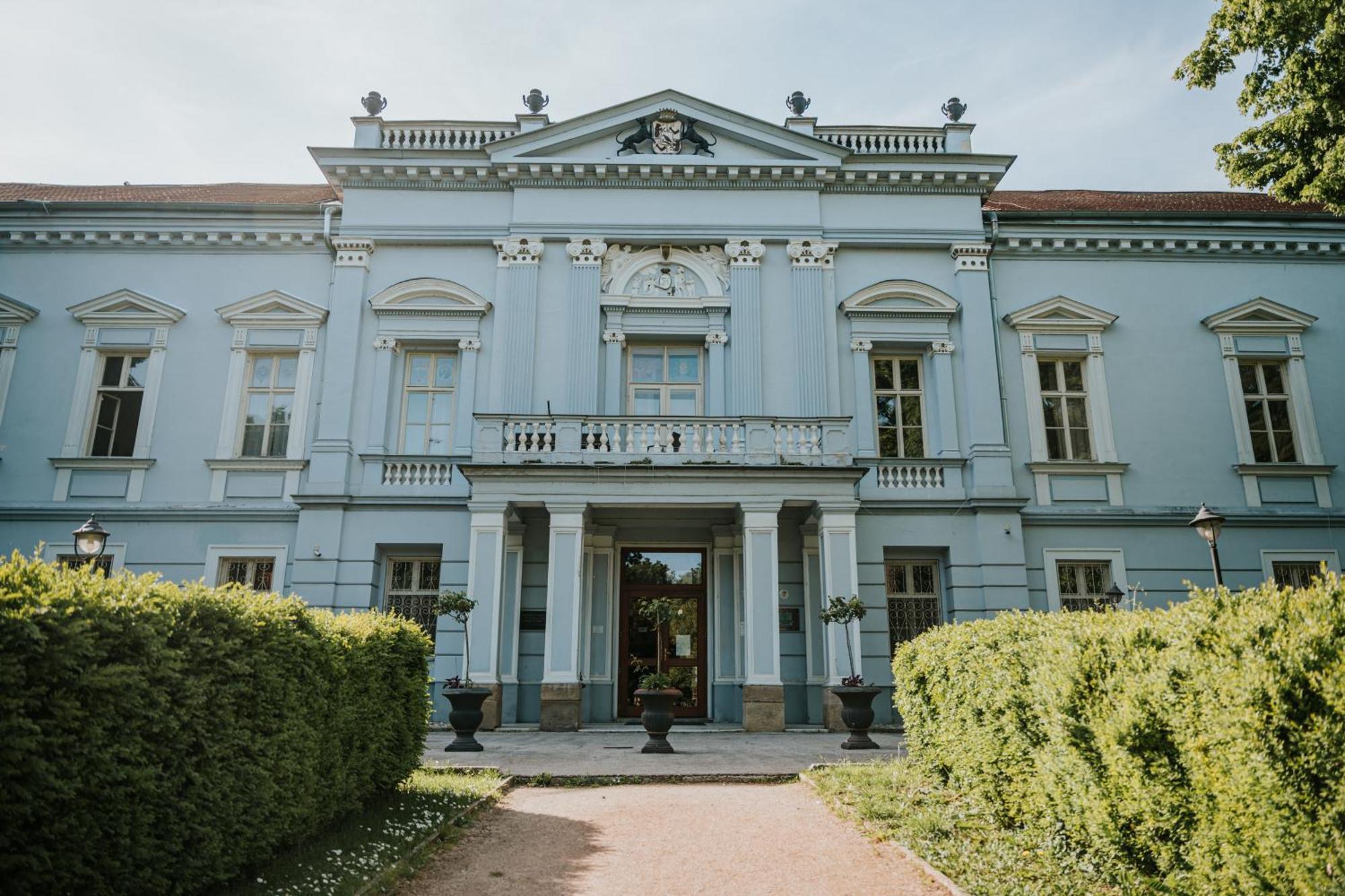 Hotel Kastiel Mojmirovce Екстер'єр фото