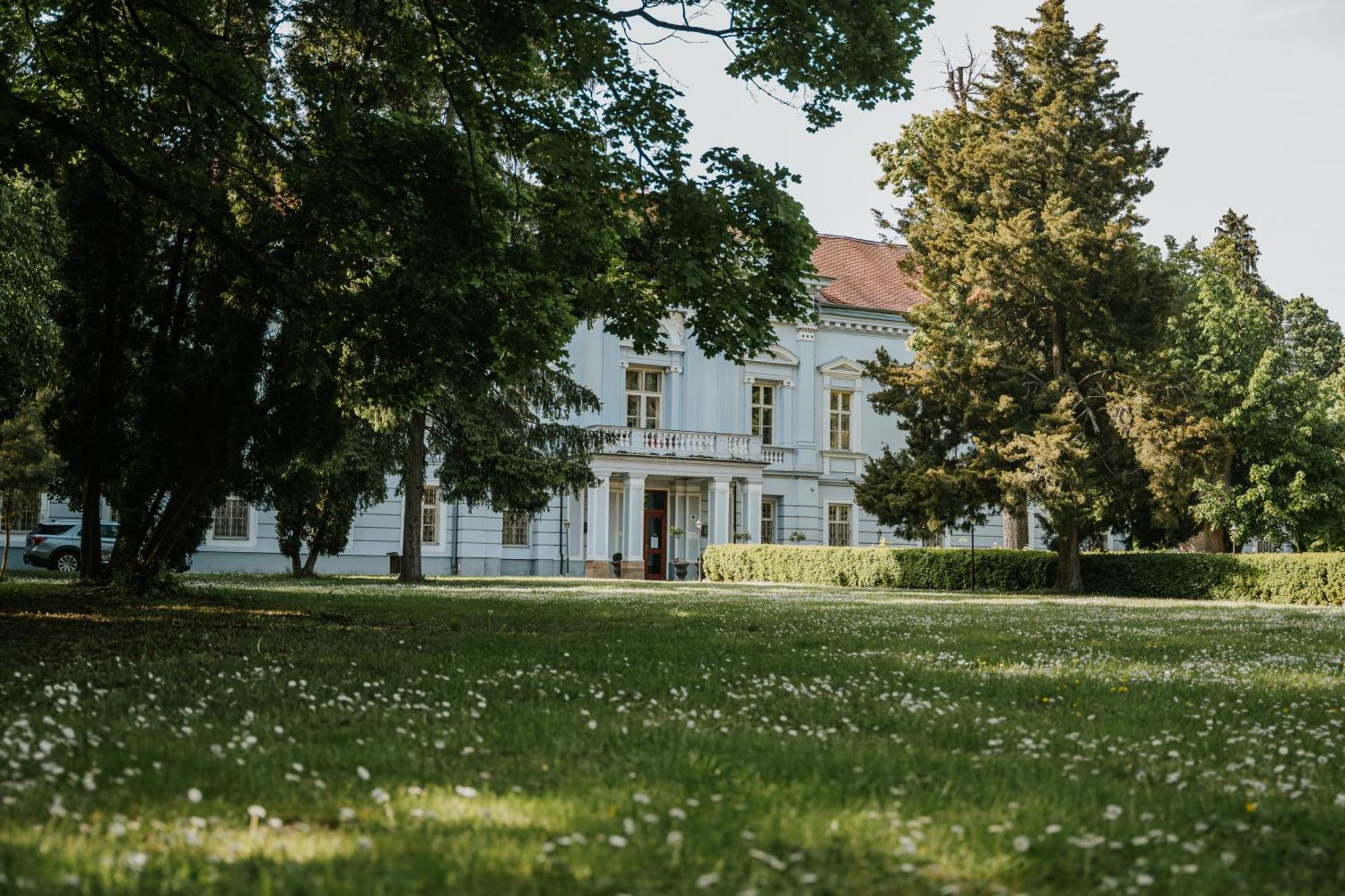 Hotel Kastiel Mojmirovce Екстер'єр фото