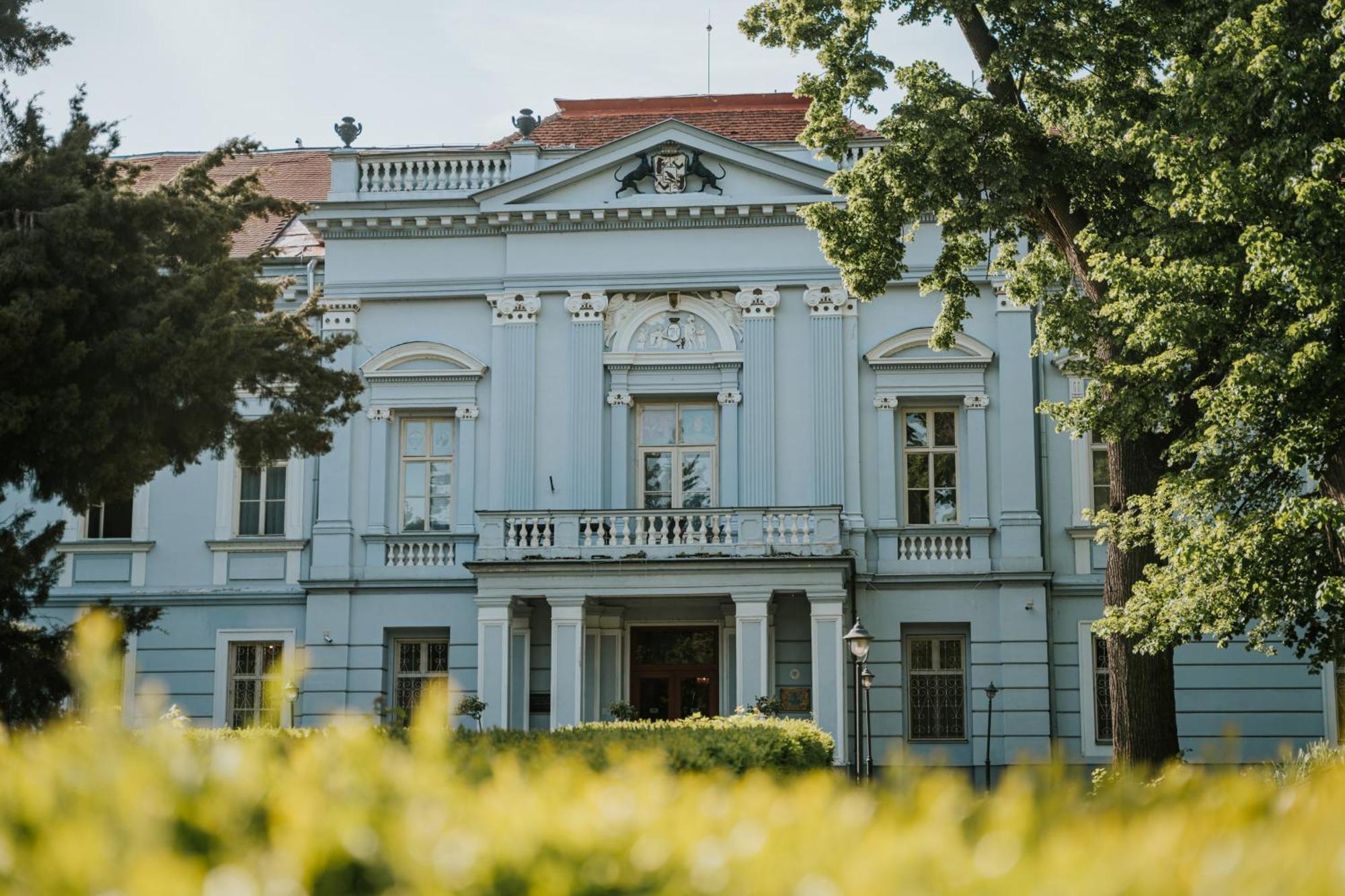 Hotel Kastiel Mojmirovce Екстер'єр фото
